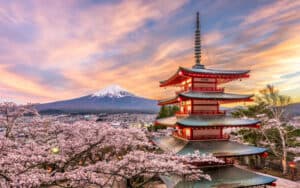 Fujiyoshida, Japón, en la pagoda Chureito y el monte Fuji en primavera con cerezos en flor.