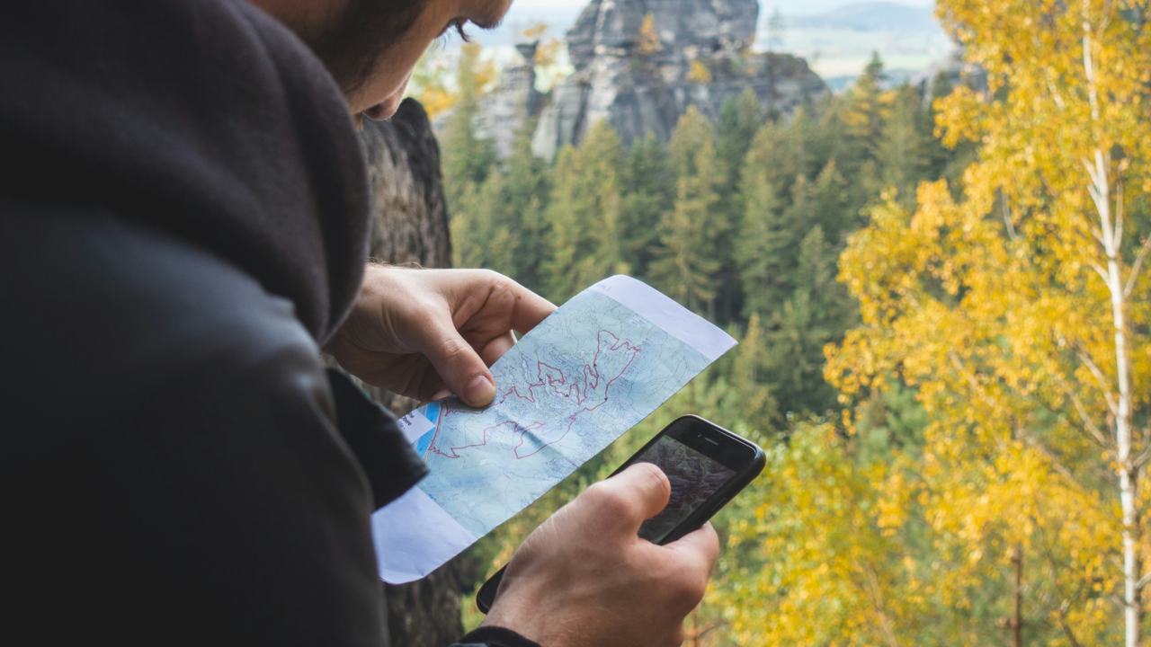 imagen de una persona con el movil viajando