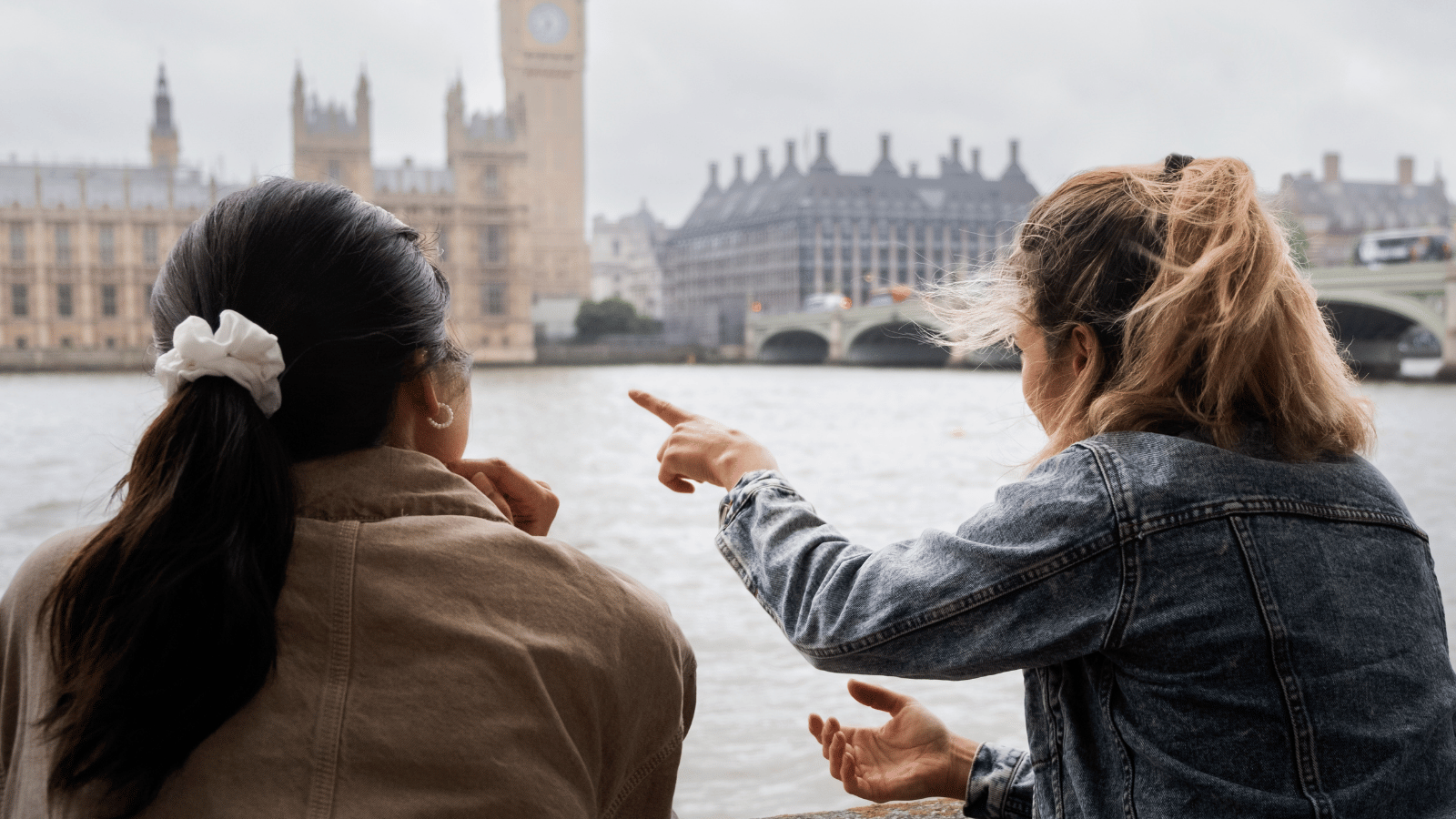 imagen de dos personas en reino unido