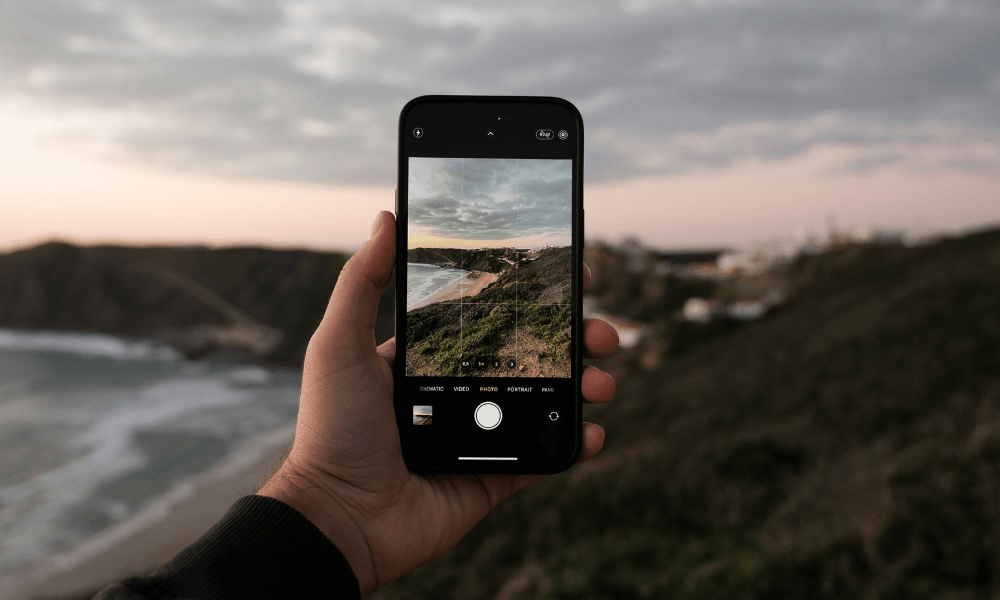 Una persona usando un smartphone cuando va de viaje