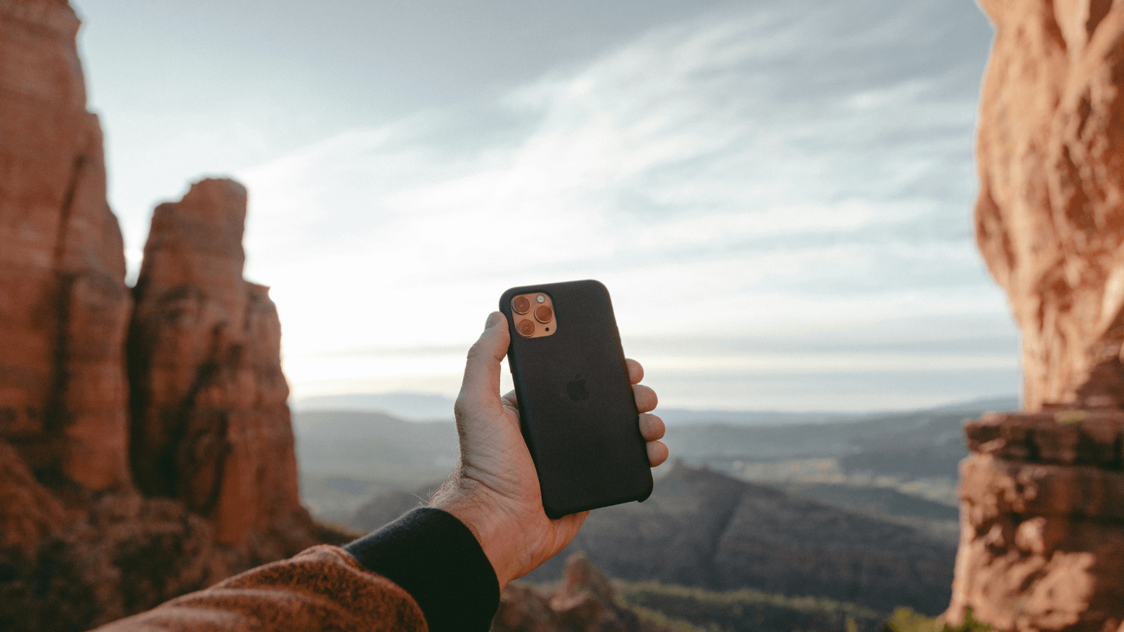 Una persona usando un smartphone cuando va de viaje