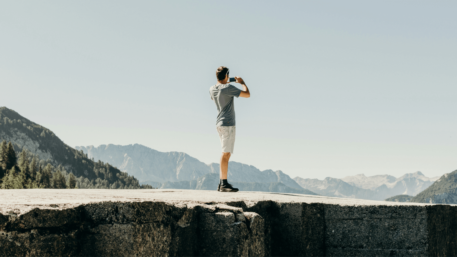Una persona con un smartphone haciendo una foto