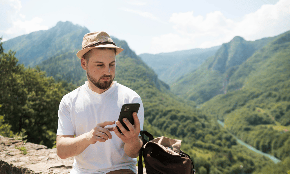 imagen de una persona usando un smartphone de blink esim