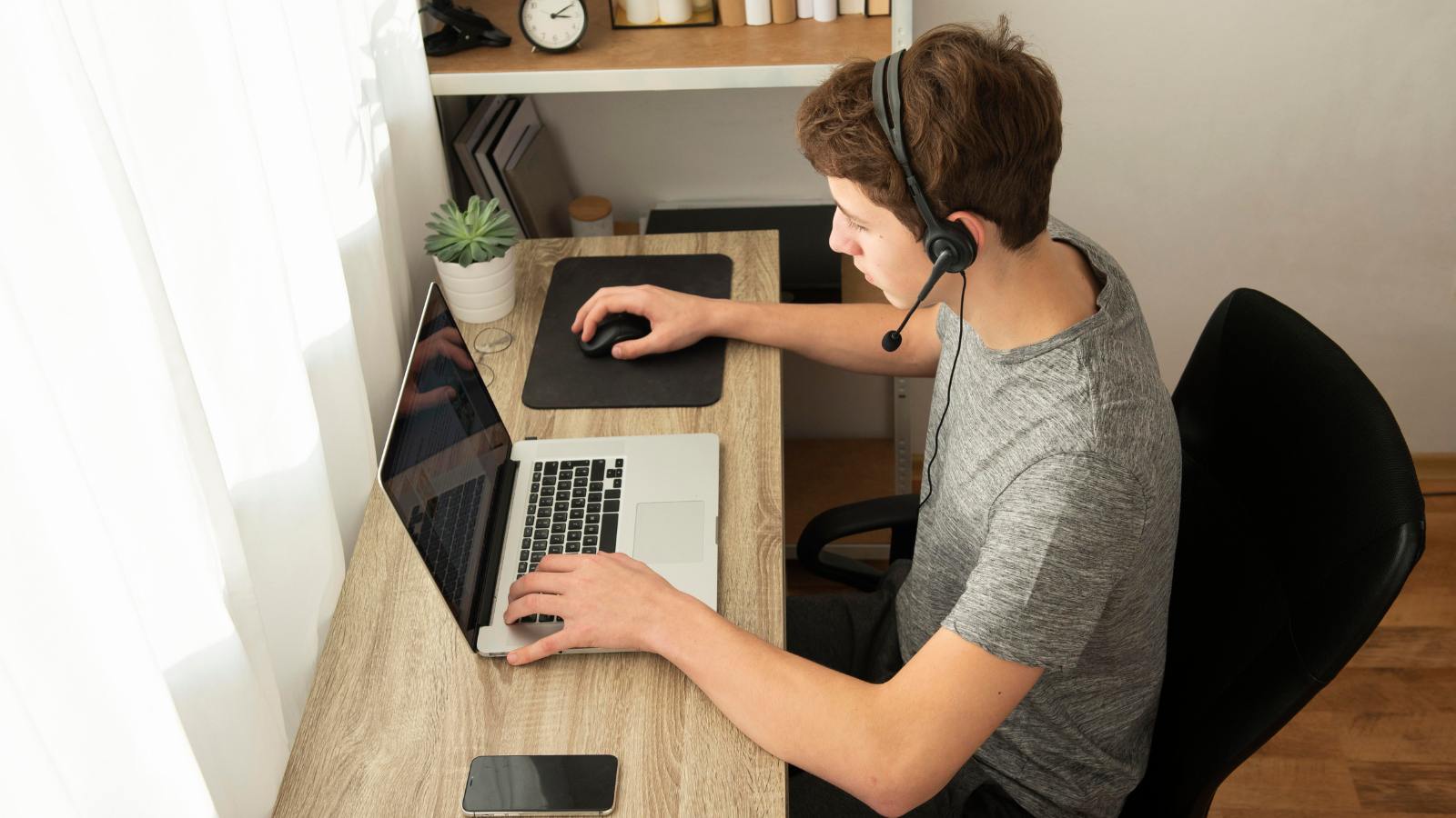 Una persona teletrabajando