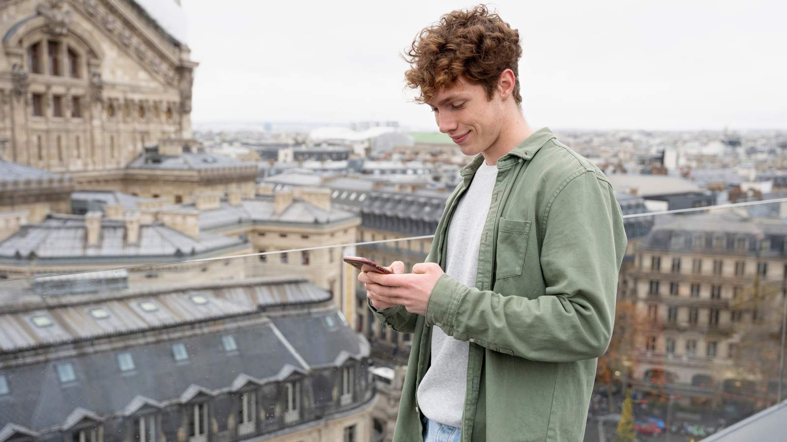 Imagen de una persona con su smartphone