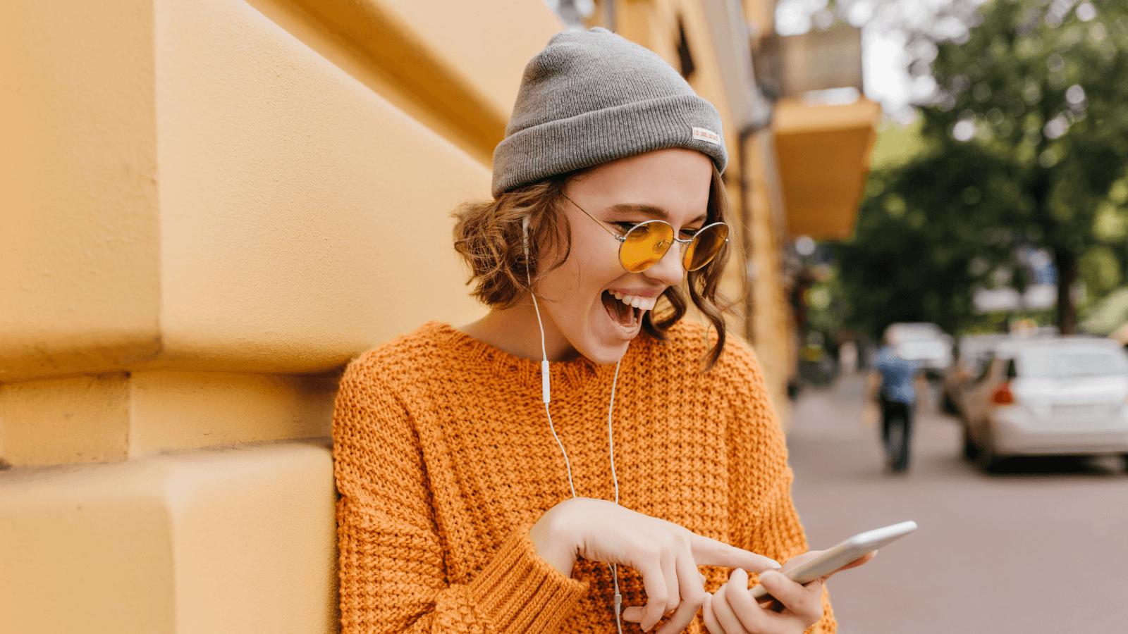 Imagen de una persona con su smartphone