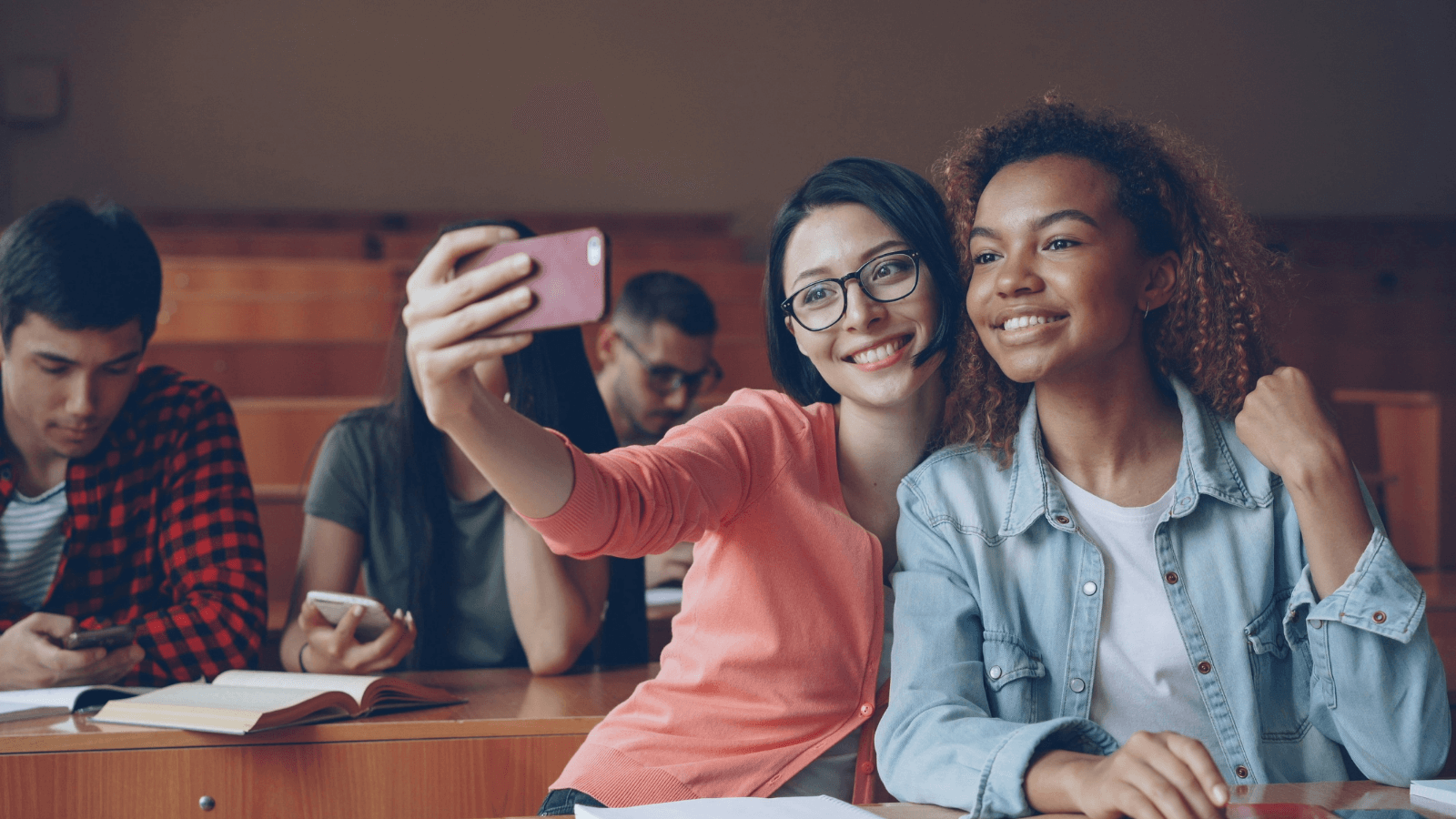 Dos personas sacándose un selfie en clase