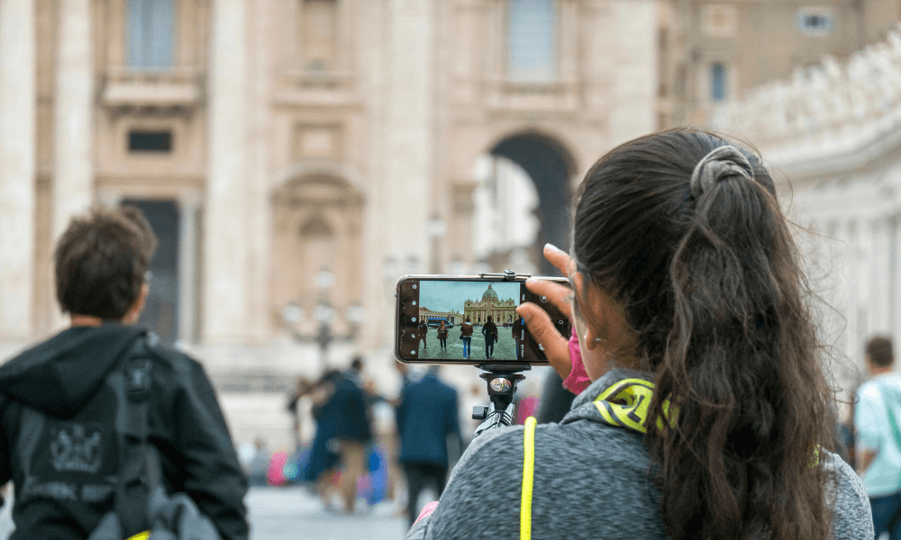 Una persona haciendo fotos viajando