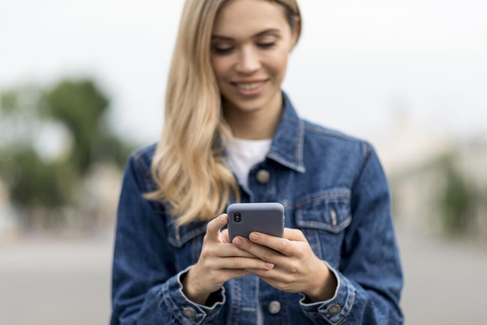 Una persona hablando por el smartphone
